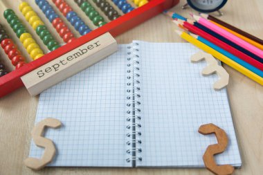 renkli abacus, kalem, saat, kara tahta ahşap arka plan. Eğitim, okul kavramı başa  