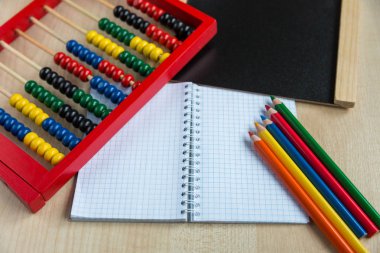 renkli abacus, kalem, saat, kara tahta ahşap arka plan. Eğitim, okul kavramı başa  