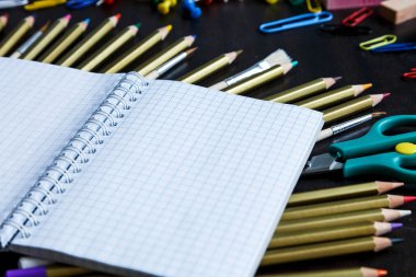 Kırtasiye için okul kümesi. renkli abacus, kalem, saat, kara tahta ahşap arka plan. Eğitim, okul kavramı başa 