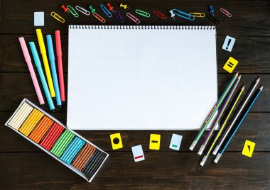 Kırtasiye için okul kümesi. renkli abacus, kalem, saat, kara tahta ahşap arka plan. Eğitim, okul kavramı başa 