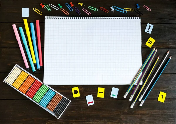 Kırtasiye için okul kümesi. renkli abacus, kalem, saat, kara tahta ahşap arka plan. Eğitim, okul kavramı başa 