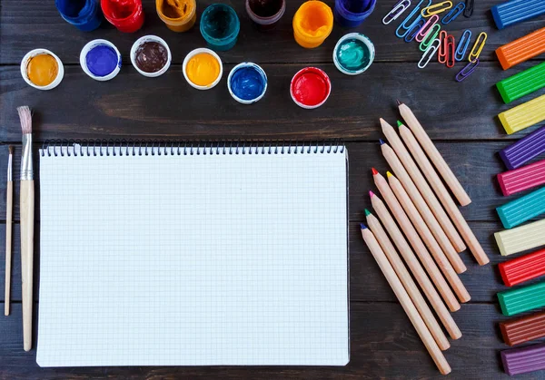 Kırtasiye için okul kümesi. renkli abacus, kalem, saat, kara tahta ahşap arka plan. Eğitim, okul kavramı başa 