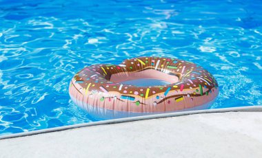 şişme yüzük - çörek mavi su havuzu. seyahat, tatil, tatil yaz konsepti