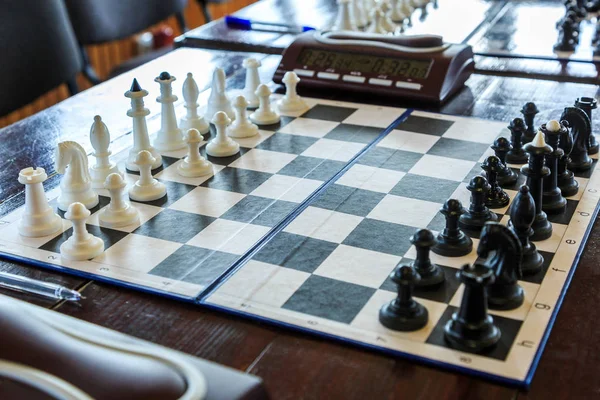 Шахматная Доска Черно Белыми Фигурами Деревянном Столе — стоковое фото