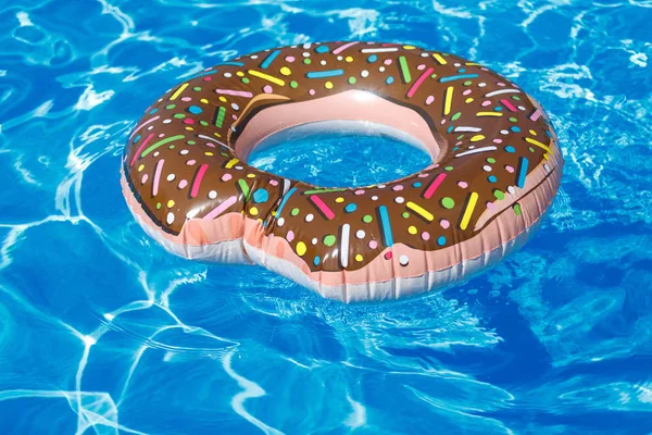 şişme yüzük - çörek mavi su havuzu. seyahat, tatil, tatil yaz konsepti