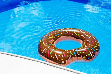 şişme yüzük - çörek mavi su havuzu. seyahat, çocuklarla tatil, tatil yaz konsepti