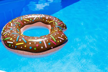 şişme yüzük - çörek mavi su havuzu. seyahat, çocuklarla tatil, tatil yaz konsepti
