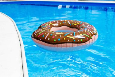 şişme yüzük - çörek mavi su havuzu. seyahat, çocuklarla tatil, tatil yaz konsepti