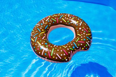 şişme yüzük - çörek mavi su havuzu. seyahat, çocuklarla tatil, tatil yaz konsepti