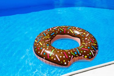 şişme yüzük - çörek mavi su havuzu. seyahat, çocuklarla tatil, tatil yaz konsepti