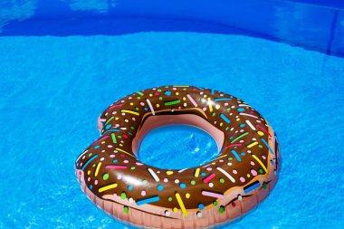şişme yüzük - çörek mavi su havuzu. seyahat, çocuklarla tatil, tatil yaz konsepti