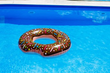 şişme yüzük - çörek mavi su havuzu. seyahat, çocuklarla tatil, tatil yaz konsepti