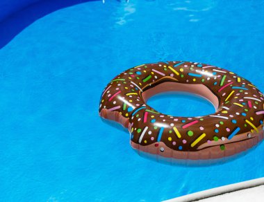 şişme yüzük - çörek mavi su havuzu. seyahat, çocuklarla tatil, tatil yaz konsepti