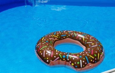 şişme yüzük - çörek mavi su havuzu. seyahat, çocuklarla tatil, tatil yaz konsepti