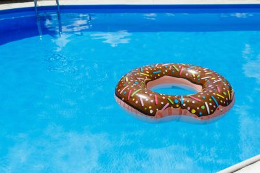 şişme yüzük - çörek mavi su havuzu. seyahat, çocuklarla tatil, tatil yaz konsepti