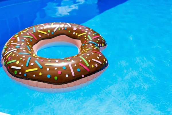 şişme yüzük - çörek mavi su havuzu. seyahat, çocuklarla tatil, tatil yaz konsepti