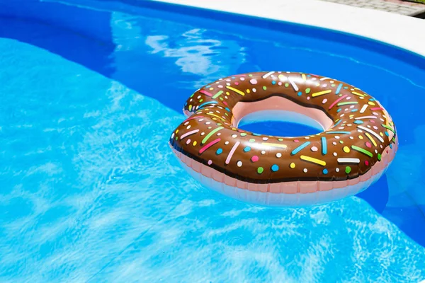 şişme yüzük - çörek mavi su havuzu. seyahat, çocuklarla tatil, tatil yaz konsepti