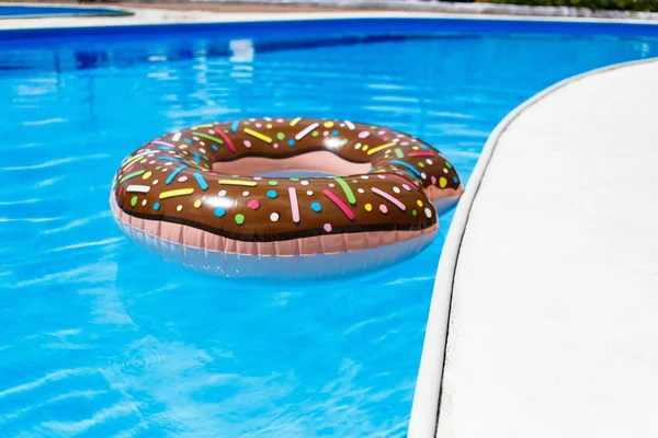 şişme yüzük - çörek mavi su havuzu. seyahat, çocuklarla tatil, tatil yaz konsepti