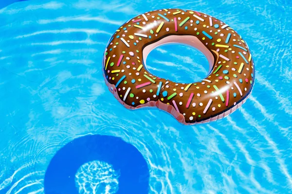 şişme yüzük - çörek mavi su havuzu. seyahat, çocuklarla tatil, tatil yaz konsepti
