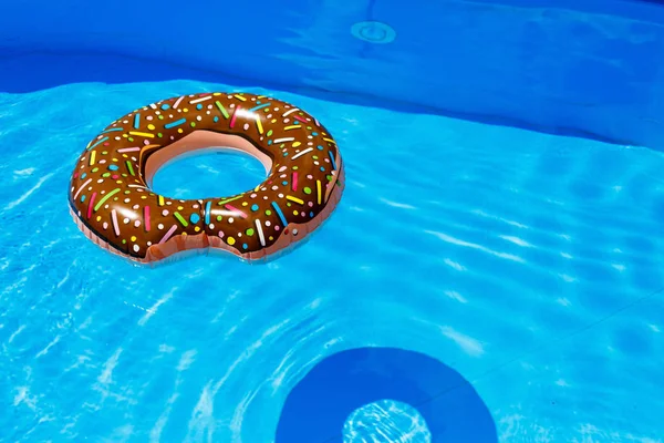 şişme yüzük - çörek mavi su havuzu. seyahat, çocuklarla tatil, tatil yaz konsepti