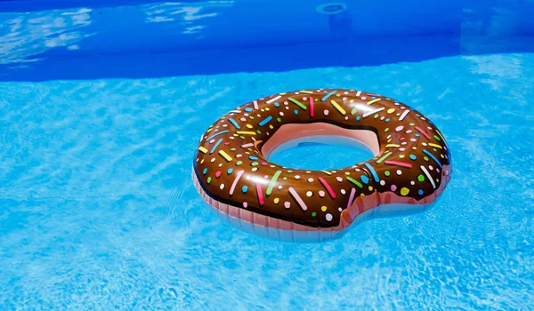 şişme yüzük - çörek mavi su havuzu. seyahat, çocuklarla tatil, tatil yaz konsepti