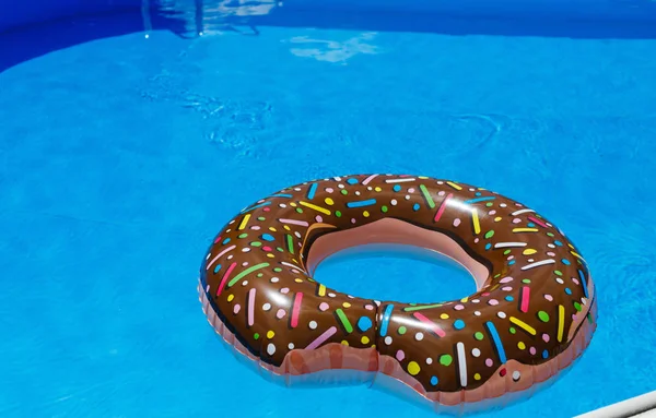 şişme yüzük - çörek mavi su havuzu. seyahat, çocuklarla tatil, tatil yaz konsepti
