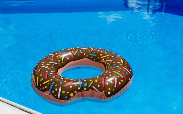 şişme yüzük - çörek mavi su havuzu. seyahat, çocuklarla tatil, tatil yaz konsepti
