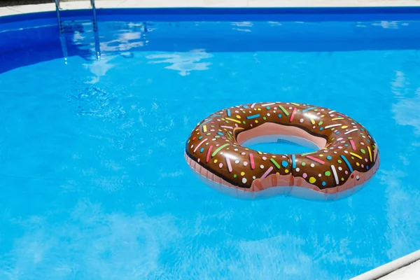 şişme yüzük - çörek mavi su havuzu. seyahat, çocuklarla tatil, tatil yaz konsepti