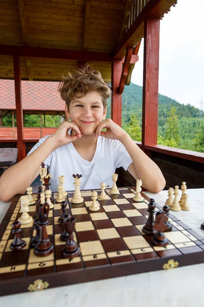 zeki, Sevimli, Genç çocuk satranç bir hareket hakkında düşünüyor. Eğitim kavramı, satranç ders, entelektüel oyunu