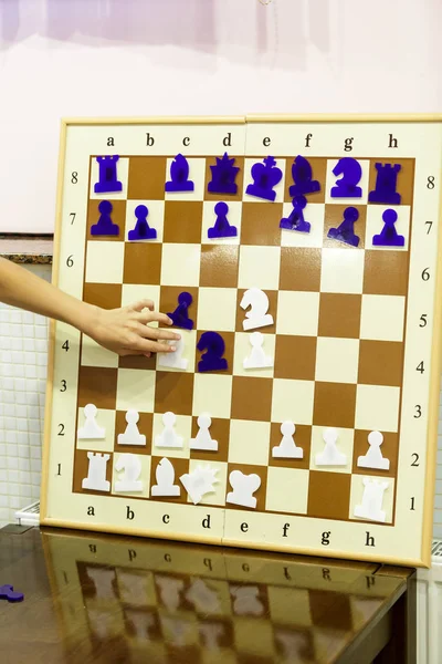 チェス盤の上の移動を少年の手になります チェス大会 キャンプ トレーニング概念 チェスのレッスン 知的ゲーム — ストック写真