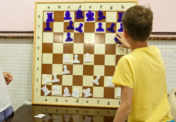 Mão Rapaz Faz Movimento Tabuleiro Xadrez Torneio Xadrez Acampamento Conceito — Fotografia de Stock