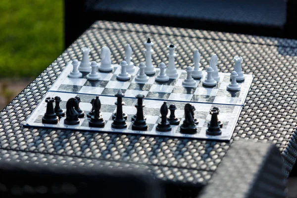 夏の庭で籐のテーブルの上のチェス盤 休日コンセプト教育コンセプト チェス レッスン トレーニング 知的ゲーム — ストック写真