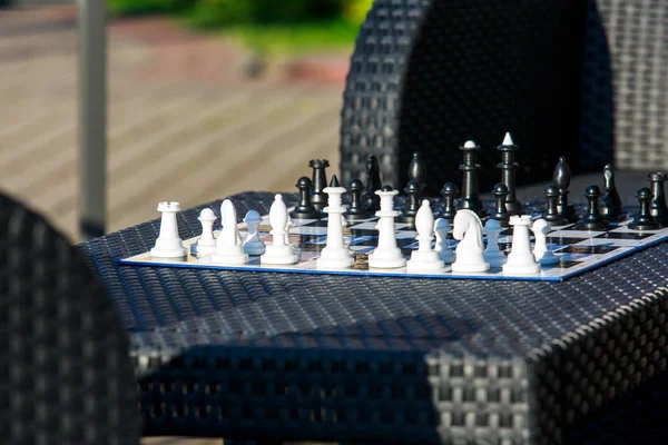 Шахматная Доска Ротанговом Столе Саду Летом Концепция Образования Шахматный Урок — стоковое фото