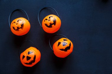 Halloween jack fenerler koyu mavi zemin üzerine deseni ile arka plan. yaratıcı dekorasyon, kutlama, sonbahar konsepti 