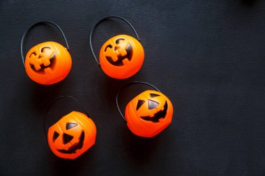 Halloween jack fenerler siyah arka plan üzerine deseni ile arka plan. yaratıcı dekorasyon, kutlama, sonbahar konsepti 