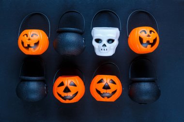 Halloween jack fenerler, kazanlarda, kafatasları koyu mavi zemin üzerine deseni ile arka plan. yaratıcı dekorasyon, kutlama, sonbahar konsepti 