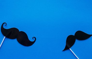 Bıyık photo booth dekorda mavi arka plan. Bıyık kesme çıkışları. Movember hareketi. Prostat kanseri bilinçlendirme, erkekler sağlık bilinci kavramı. düz yatıyordu, en iyi görünüm, boşaltmak