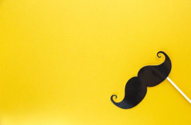 Bıyık photo booth dekorda mavi arka plan. Bıyık kesme çıkışları. Movember hareketi. Prostat kanseri bilinçlendirme, erkekler sağlık bilinci kavramı. düz yatıyordu, en iyi görünüm, boşaltmak