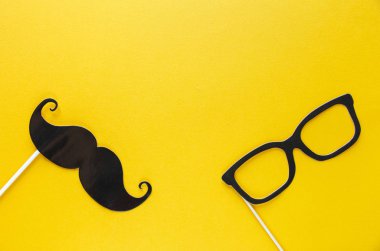 Bıyık photo booth dekorda mavi arka plan. Bıyık kesme çıkışları. Movember hareketi. Prostat kanseri bilinçlendirme, erkekler sağlık bilinci kavramı. düz yatıyordu, en iyi görünüm, boşaltmak