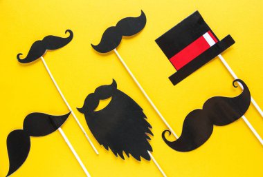 Bıyık photo booth sahne sarı zemin üzerine. Bıyık kesme çıkışları. Movember hareketi. Prostat kanseri bilinçlendirme, erkekler sağlık bilinci kavramı. düz yatıyordu, en iyi görünüm, boşaltmak