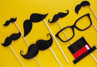 Bıyık photo booth sahne sarı zemin üzerine. Bıyık kesme çıkışları. Movember hareketi. Prostat kanseri bilinçlendirme, erkekler sağlık bilinci kavramı. düz yatıyordu, en iyi görünüm, boşaltmak