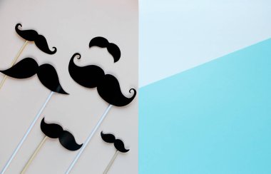 Bıyık photo booth sahne renkli arka plan üzerinde. Bıyık kesme çıkışları. Movember hareketi. Prostat kanseri bilinçlendirme, erkekler sağlık bilincinin, babasının gün kavramı. düz yatıyordu, en iyi görünüm, boşaltmak