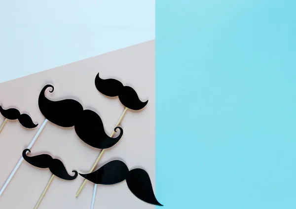 Bıyık photo booth sahne renkli arka plan üzerinde. Bıyık kesme çıkışları. Movember hareketi. Prostat kanseri bilinçlendirme, erkekler sağlık bilincinin, babasının gün kavramı. düz yatıyordu, en iyi görünüm, boşaltmak