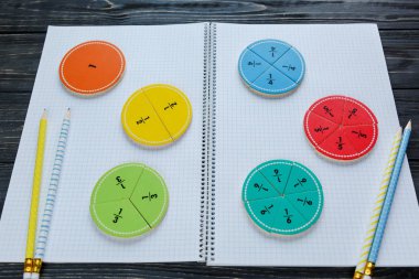 renkli kesirler matematik tahtada. çocuklar için ilginç matematik. Eğitim, okul kavramı başa