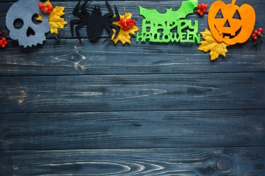 Cadılar bayramı dekorasyonu: yaprakları, rowan, pumpkins, ahşap arka plan afişler. Halloween süslemeleri. Düz yatıyordu boşaltmak, üstten görünüm