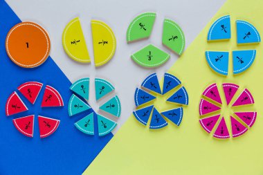 parlak arka plan üzerinde renkli matematik kesirler. çocuklar için ilginç matematik. Eğitim, okul kavramı. Geometri ve matematik malzemeleri.