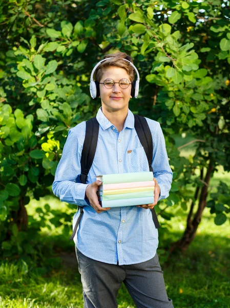 Molto Carino Ragazzo Occhiali Rotondi Camicia Blu Con Zaino Tiene — Foto Stock