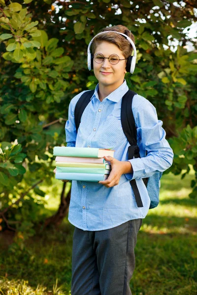 Molto Carino Ragazzo Occhiali Rotondi Camicia Blu Con Zaino Tiene — Foto Stock