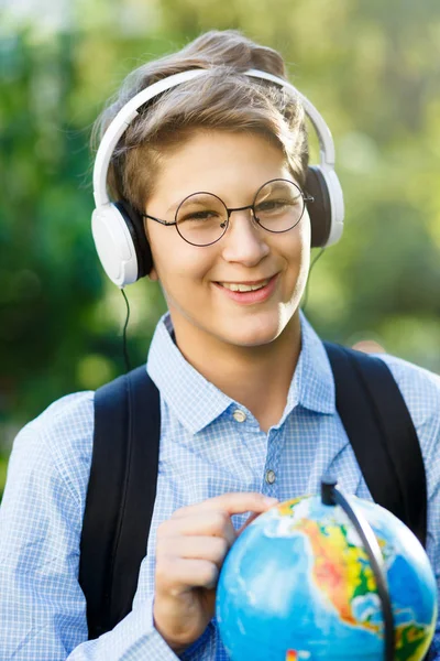 Carino Ragazzo Camicia Blu Con Zaino Tiene Globo Tra Mani — Foto Stock