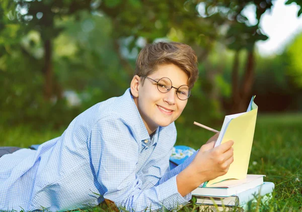 Netter Kleiner Junge Mit Runder Brille Und Blauem Hemd Liegt — Stockfoto